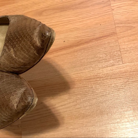 Manolo Blahnik Snakeskin Pointed Toe Pumps - 8 - Picture 7 of 8